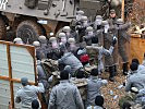 Österreichische KFOR-Soldaten verhindern das Vorrücken der "Demonstranten". (Bild öffnet sich in einem neuen Fenster)