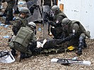Training: Ein verletzter Soldat wird geborgen. (Bild öffnet sich in einem neuen Fenster)