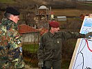 Oberstleutnant Ertl, r., weist Oberst Maeker in die Situation ein. (Bild öffnet sich in einem neuen Fenster)