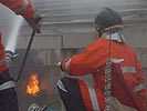 Ausbildung durch großangelegte Feuerwehrübungen. (Bild öffnet sich in einem neuen Fenster)
