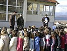 Ferk wird vor der Schule in Sanoavc erwartungsvoll begrüßt. (Bild öffnet sich in einem neuen Fenster)