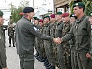 Brigadier Prader, l., begrüßt die Stabsoffiziere des Bataillons. (Bild öffnet sich in einem neuen Fenster)
