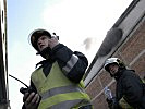 Der Einsatzleiter, Stabswachtmeister Längauer, vor der brennenden Halle. (Bild öffnet sich in einem neuen Fenster)