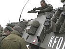 Der Kompaniekommandant gibt vom Radpanzer aus seine Befehle. (Bild öffnet sich in einem neuen Fenster)