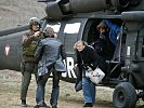 Die Besucher flogen in einem S-70 "Black Hawk"über das Einsatzgebiet. (Bild öffnet sich in einem neuen Fenster)