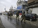 Eine österreichische KFOR-Patrouille in den Straßen von Mitrovica. (Bild öffnet sich in einem neuen Fenster)