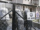 Das Haus des Verbindungs-Teams wird von den Österreicher beschützt. (Bild öffnet sich in einem neuen Fenster)