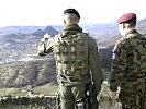 Major Hütter und Hauptmann Daniel W. blicken auf Mitrovica. (Bild öffnet sich in einem neuen Fenster)