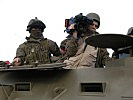 Ein TV-Redakteur auf dem Radpanzer "Pandur". (Bild öffnet sich in einem neuen Fenster)