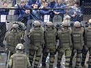 KFOR-Soldaten halten gewalttätige Demonstranten vom KFOR-Haus fern. (Bild öffnet sich in einem neuen Fenster)
