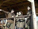Die Soldaten zeigten der Sängerin den Einsatzraum. (Bild öffnet sich in einem neuen Fenster)