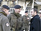 Hütter und Casny, l., im Gespräch mit Einwohnern der Stadt. (Bild öffnet sich in einem neuen Fenster)