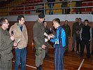 Oberstleutnant Kunert überreicht den Siegerpokal. (Bild öffnet sich in einem neuen Fenster)