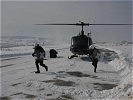 Schnelles Verlassen der Hubschrauber. (Bild öffnet sich in einem neuen Fenster)