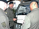Major Hütter weist seine Soldaten in die Lage ein. (Bild öffnet sich in einem neuen Fenster)
