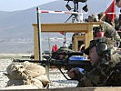Schweizer Soldaten schießen mit dem österreichischen Sturmgewehr. (Bild öffnet sich in einem neuen Fenster)