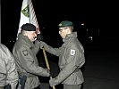 Generalleutnant Höfler, l., übergibt das Feldzeichen an Oberst Ortner, r. (Bild öffnet sich in einem neuen Fenster)