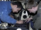 Arbeiten an einem Motor... (Bild öffnet sich in einem neuen Fenster)