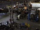 In der Werstätte werden Lkw, Panzer... (Bild öffnet sich in einem neuen Fenster)