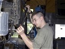 Die Soldaten montieren Räder... (Bild öffnet sich in einem neuen Fenster)