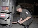 Ein Unteroffizier prüft den Luftdruck an einem Puch-G. (Bild öffnet sich in einem neuen Fenster)