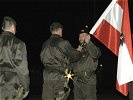 Oberst Deckenbacher übernimmt das Feldzeichen von AUCON/KFOR. (Bild öffnet sich in einem neuen Fenster)