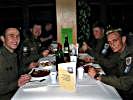 Soldaten der 1. Jägerkompanie beim gemeinsamen Weihnachtsessen. (Bild öffnet sich in einem neuen Fenster)