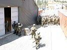 Die Soldaten trainierten das Evakuieren von Schutzpersonen. (Bild öffnet sich in einem neuen Fenster)