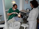 Fachgerechte Behandlung durch die Ärzte von "Help Kosovo". (Bild öffnet sich in einem neuen Fenster)