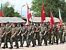 Die Fahnentrupps der multinationalen Task Force South. (Bild öffnet sich in einem neuen Fenster)