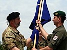 Brigadier Starlinger gibt das Kommando an General Gay zurück. (Bild öffnet sich in einem neuen Fenster)