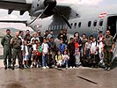 Die gesamte Kindergruppe vor dem Abflug von Pristina. (Bild öffnet sich in einem neuen Fenster)