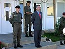 Der Nationalratspräsident spricht den KFOR-Soldaten seinen Dank aus. (Bild öffnet sich in einem neuen Fenster)