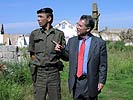 Dr. Heinz Fischer und Oberst Karl-Heinz Wiedner besichtigen die Umgebung. (Bild öffnet sich in einem neuen Fenster)