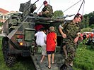 Die Besichtigung des schweizer Radpanzers Piranha findet großen Anklang. (Bild öffnet sich in einem neuen Fenster)