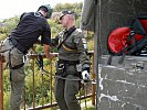 Stabswachtmeister Feichter, r., mit einem der kosovarischen Soldaten. (Bild öffnet sich in einem neuen Fenster)