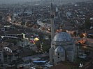 Prizren in der Abenddämmerung: Blick auf die Sinan-Pascha-Moschee. (Bild öffnet sich in einem neuen Fenster)