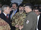 Brigadier Prader, r., im Gespräch mit Scheffer und Generalleutnant Gay. (Bild öffnet sich in einem neuen Fenster)