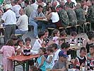 Friedensfest zwischen Kosovaren und Soldaten. (Bild öffnet sich in einem neuen Fenster)