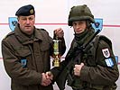 Brigadier Günter Höfler übergibt das Friedenslicht. (Bild öffnet sich in einem neuen Fenster)
