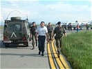 Der Minister bei der Ankunft am Airport von Pristina ... (Bild öffnet sich in einem neuen Fenster)