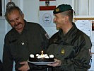 Vizeleutnant Wazinger, l., gratuliert Oberst Wörgötter. (Bild öffnet sich in einem neuen Fenster)