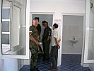 Deutsche und österreichische CIMIC-Soldaten im neuen Sanitärbereich. (Bild öffnet sich in einem neuen Fenster)