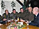 Der Verteidigungsminister im Gespraech mit den oesterreichischen Soldaten. (Bild öffnet sich in einem neuen Fenster)