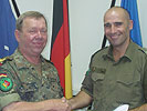 General R. Bergmann überreicht Urkunde an Major Bogenreiter. (Bild öffnet sich in einem neuen Fenster)