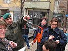 Major Reinhard Bacher erklärt Zusammenhänge in Orahovac. (Bild öffnet sich in einem neuen Fenster)