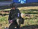 Ein KFOR-Soldat trainiert die Handhabung seiner persönlichen Bewaffnung. (Bild öffnet sich in einem neuen Fenster)