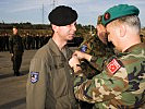Oberstleutnant Schmied erhielt die NATO-Medaille von General Tarcin. (Bild öffnet sich in einem neuen Fenster)