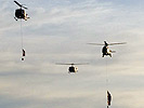 Der beeindruckende Überflug des Hubschrauber-Quartetts. (Bild öffnet sich in einem neuen Fenster)