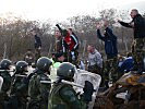 Schwedische Soldaten rücken gegen Demonstranten vor. (Bild öffnet sich in einem neuen Fenster)